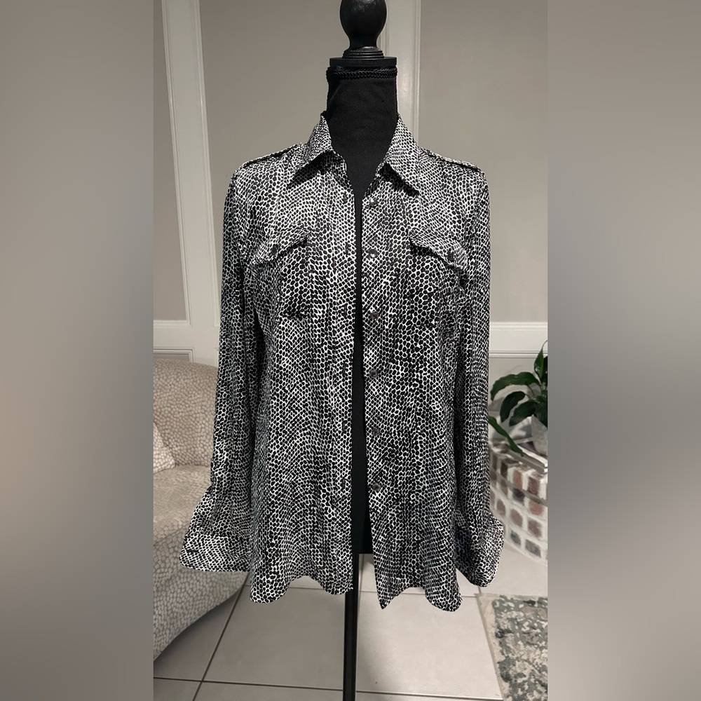 Black and White Printed Button-Front Women’s Top